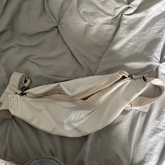 COPY - Nike fanny pack - Picture 1 of 5